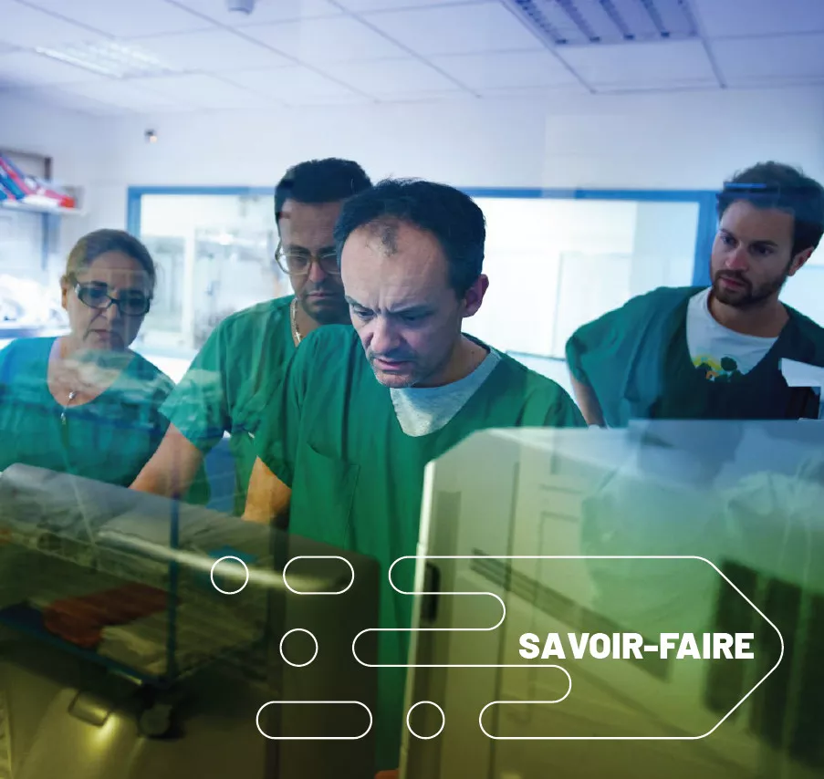 Une équipe médicale en tenue verte est concentrée devant un écran d’ordinateur dans un environnement hospitalier, avec un reflet sur la vitre et l’inscription "SAVOIR-FAIRE" accompagnée d'un design graphique fluide.