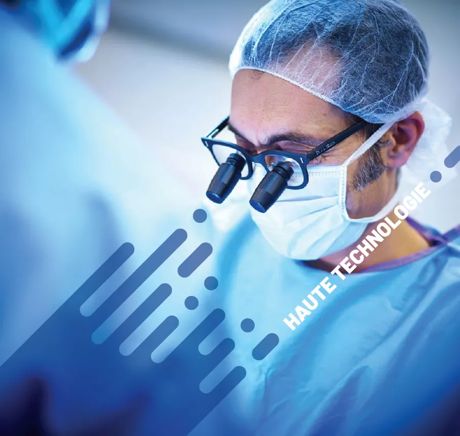 Un chirurgien en tenue stérile, portant un masque, une charlotte et des lunettes avec loupes grossissantes, est concentré sur une opération, avec l'inscription "HAUTE TECHNOLOGIE" et un design graphique en diagonale.