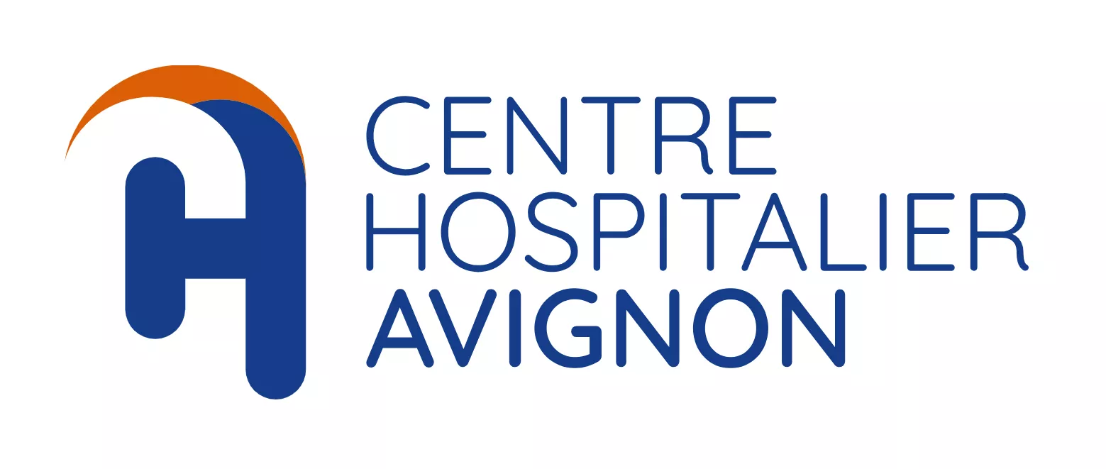 Le nouveau logo du Centre Hospitalier d’Avignon est composé d’un symbole graphique bleu et orange évoquant les lettres "H" et "A" imbriquées l'une dans l'autre, suivi du nom de l’établissement écrit en lettres majuscules bleues dans une typographie moderne et épurée.